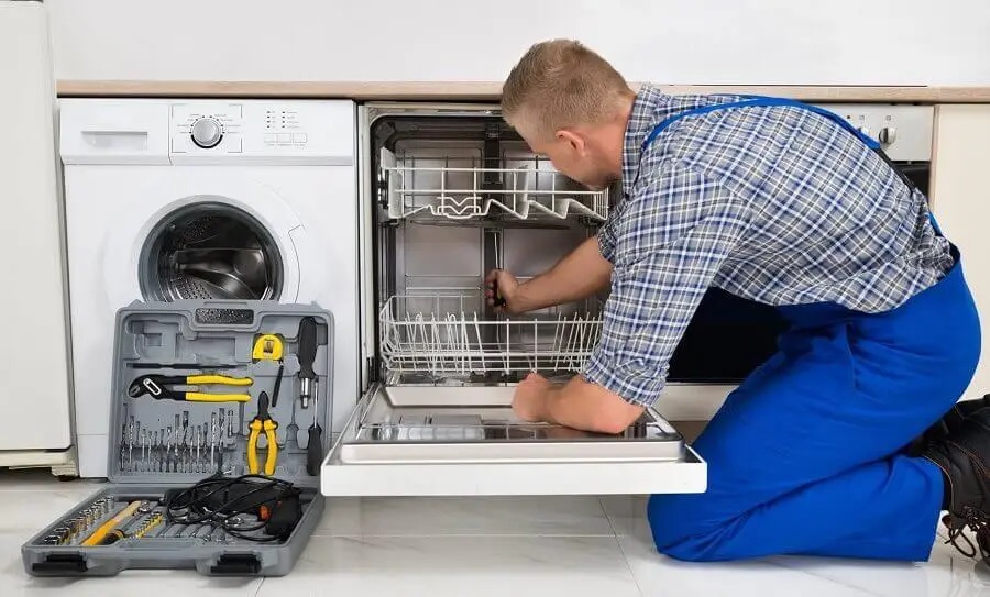 Karasu Luxell servisi teknisyen ekibi beyaz eşya tamiri yaparken
